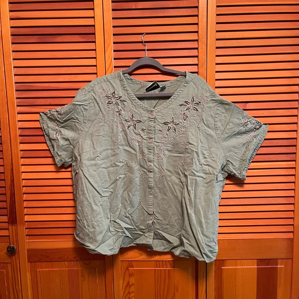 Fashion Bug. Size 30/32. Moss green. Embroidery on front and sleeves.
